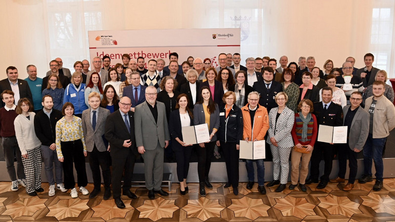 Ministerpräsidentin Malu Dreyer mit allen Preisträgern und Preisträgerinnen des Ideenwettbewerbs Ehrenamt 4.0. 